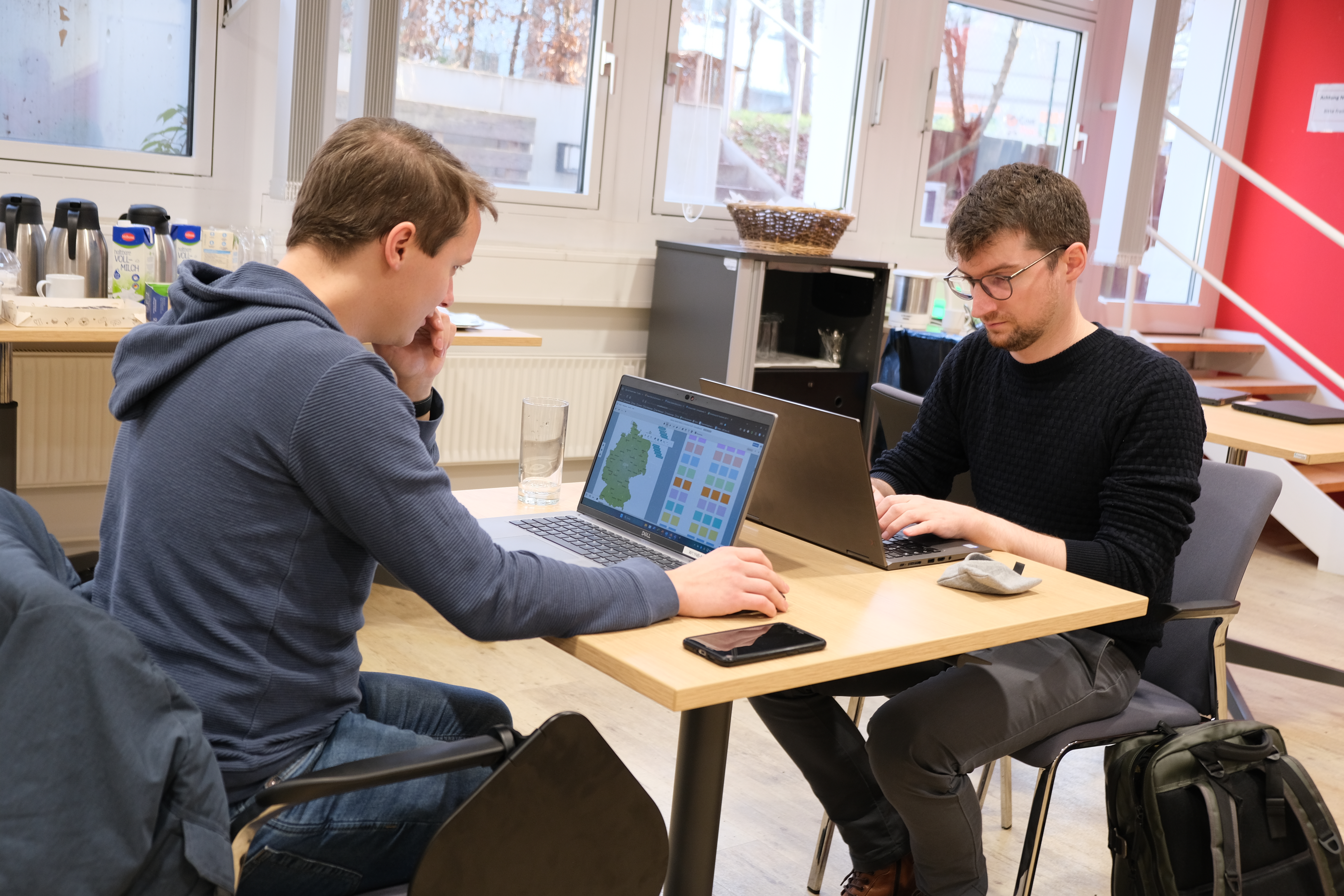 Zwei Männer arbeiten am Laptop