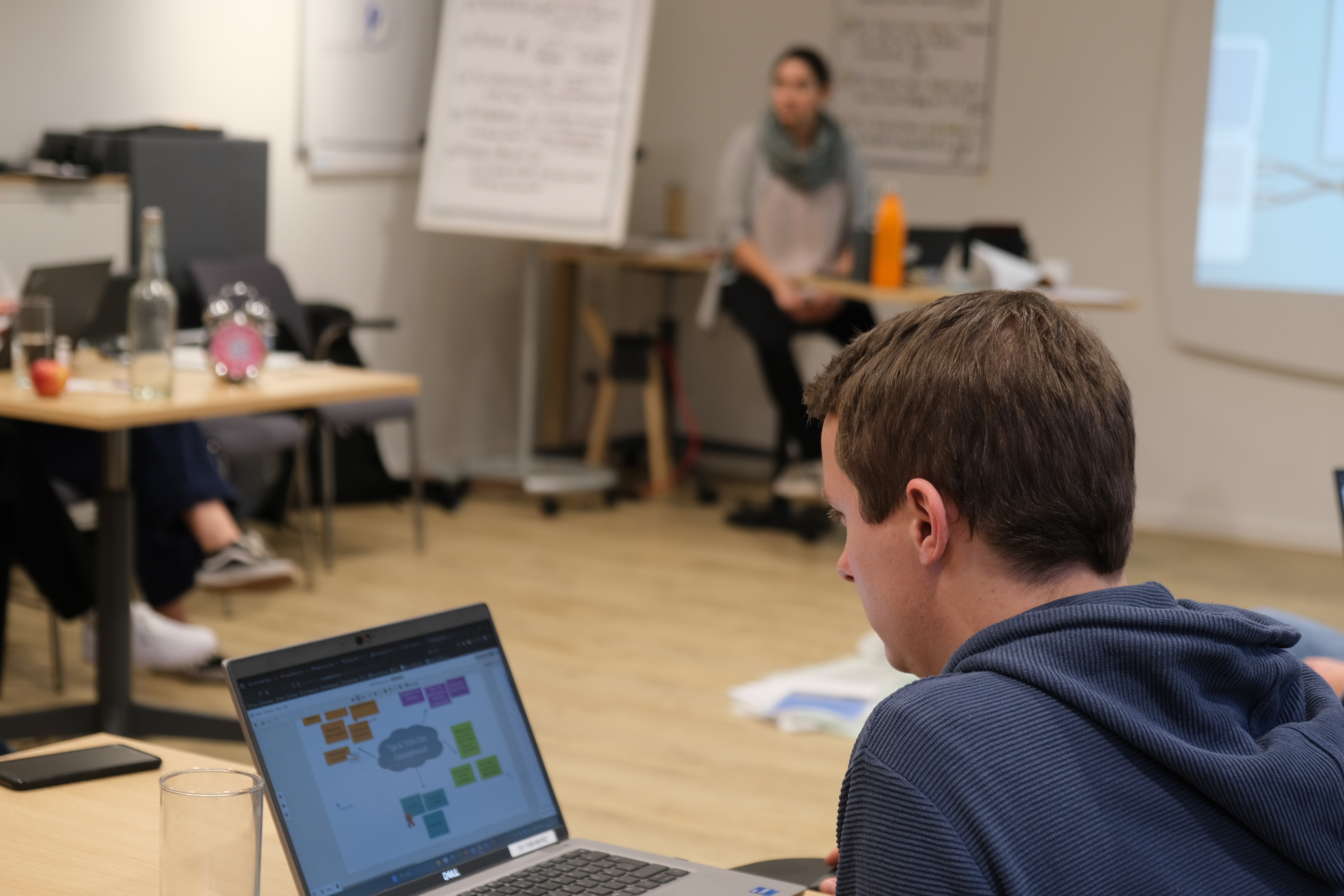 Mann beim Brainstorming während des Kurses