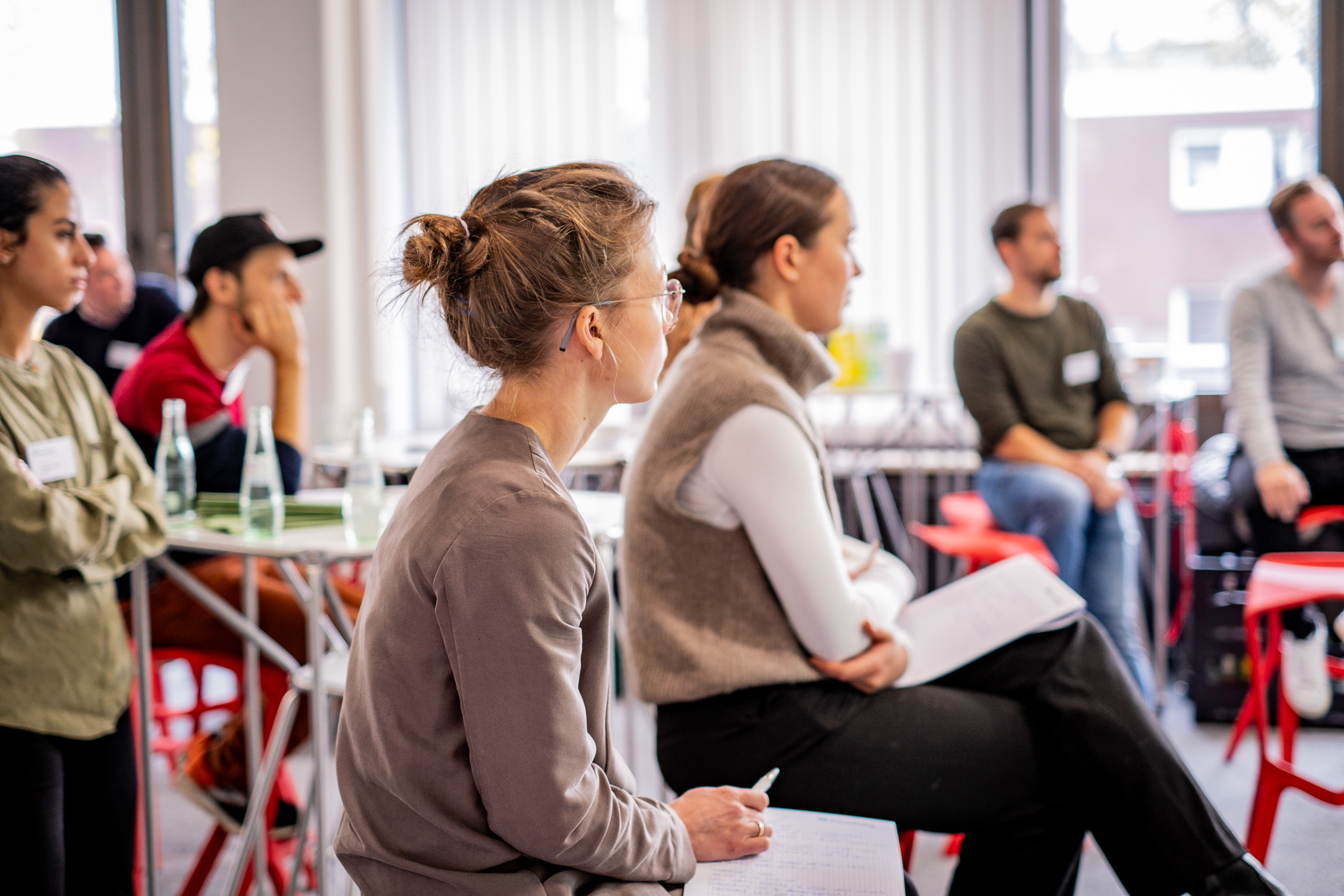 Teilnehmende hören den Inhalten des PreCharger Workshops zu