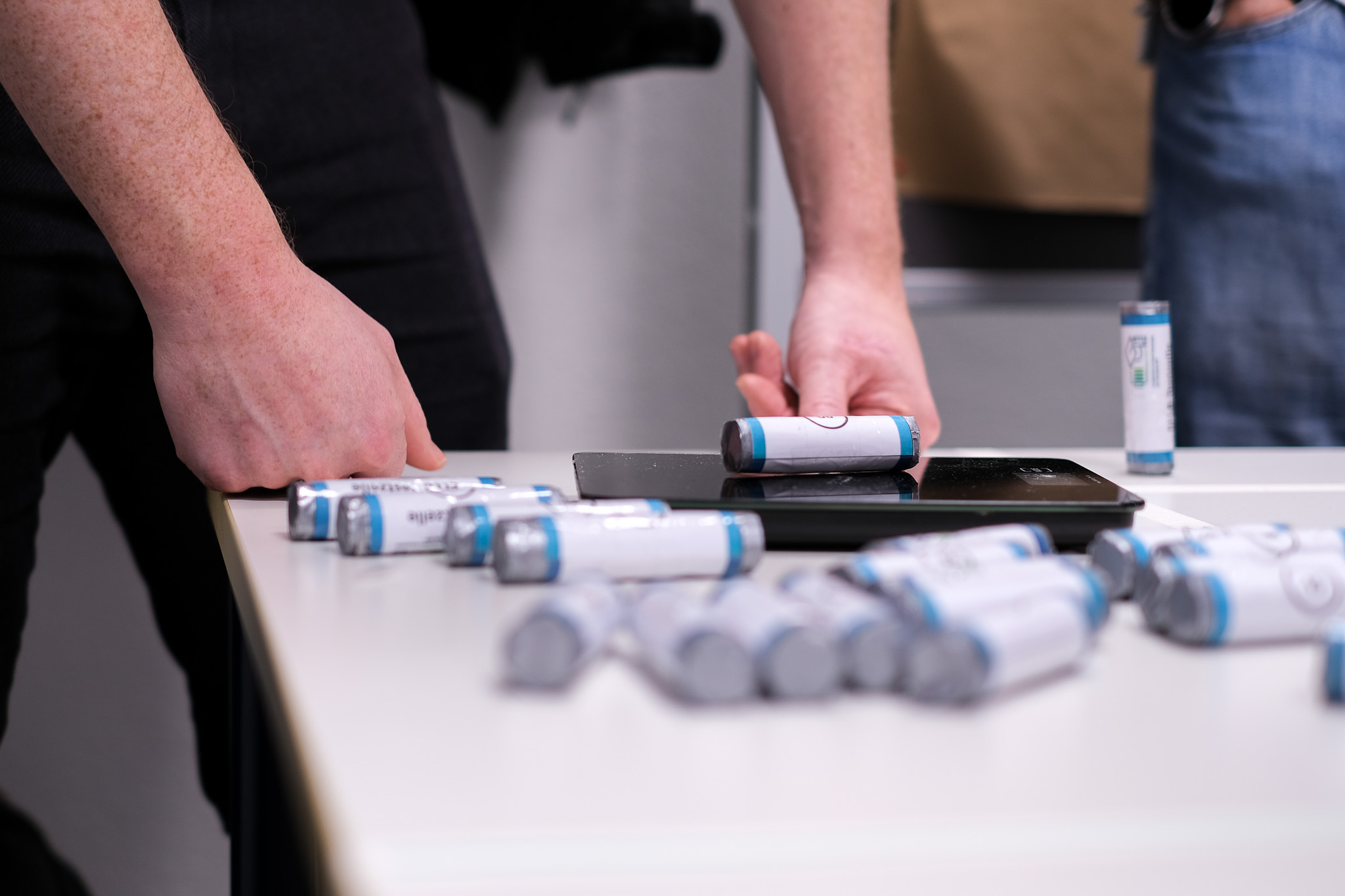 Wiegen einer selbstgebauten Batteriezelle